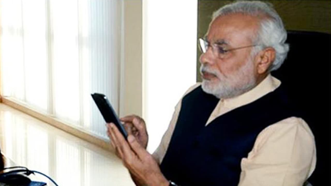 पीएम ने ट्विटर पर की लोगों से बात, लड़की ने दी मुस्कुराने की सलाह तो ये बोले मोदी...