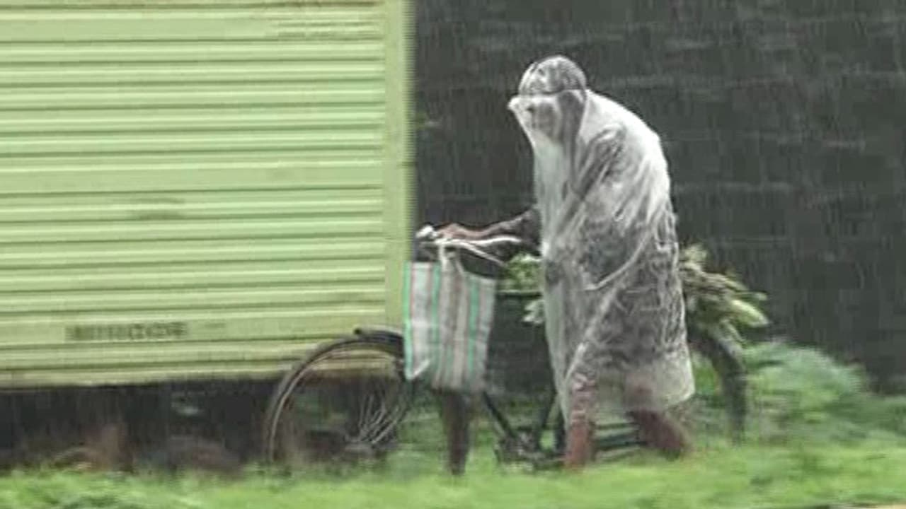 മഴയ്ക്ക് നേരിയ ശമനം, ശക്തമായി തുടരുമെന്ന് കാലാവസ്ഥാ കേന്ദ്രം മഴയ്ക്ക് നേരിയ ശമനം, ശക്തമായി തുടരുമെന്ന് കാലാവസ്ഥാ കേന്ദ്രം