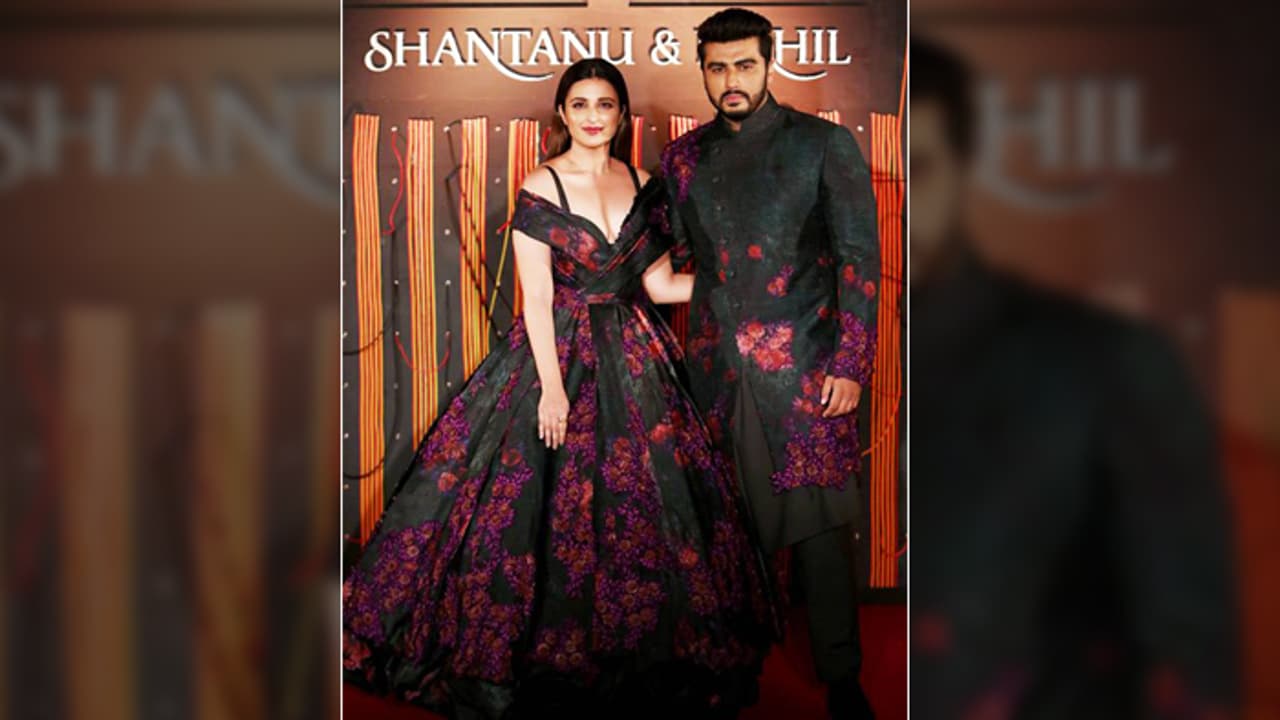 अर्जुन परि‍णीति के सेम कॉम्बिनेशन लुक ने फैशन शो में मचाया धमाल
