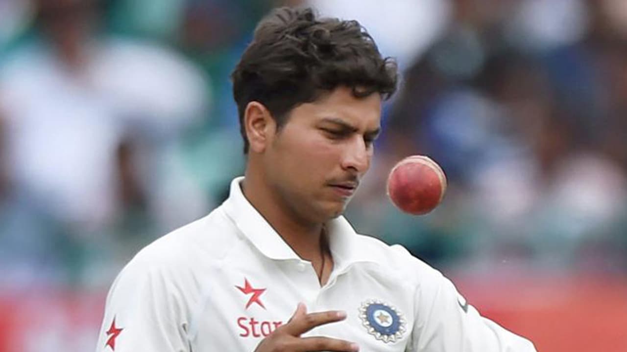 తన బౌలింగ్కు తానే కామెంటేటర్గా మారిన కుల్దీప్ యాదవ్ (వీడియో) తన బౌలింగ్కు తానే కామెంటేటర్గా మారిన కుల్దీప్ యాదవ్ (వీడియో)