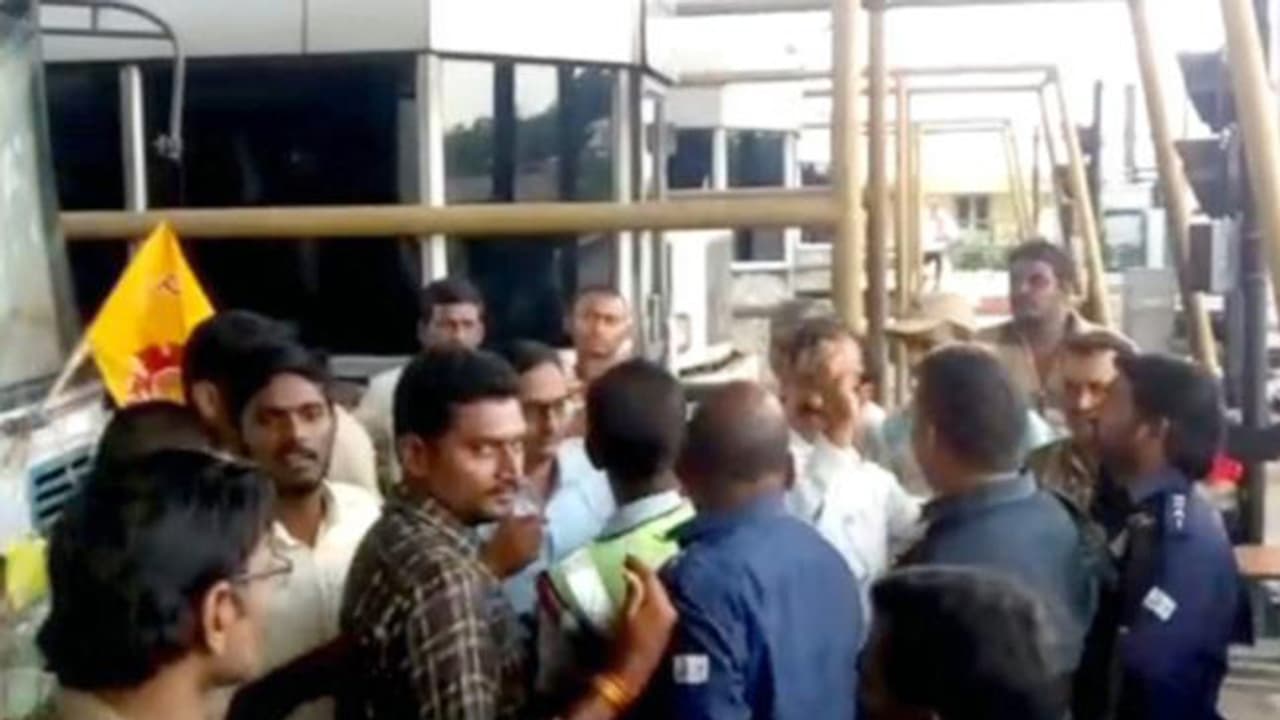 టీడీపీ కార్యకర్తల వీరంగం టీడీపీ కార్యకర్తల వీరంగం