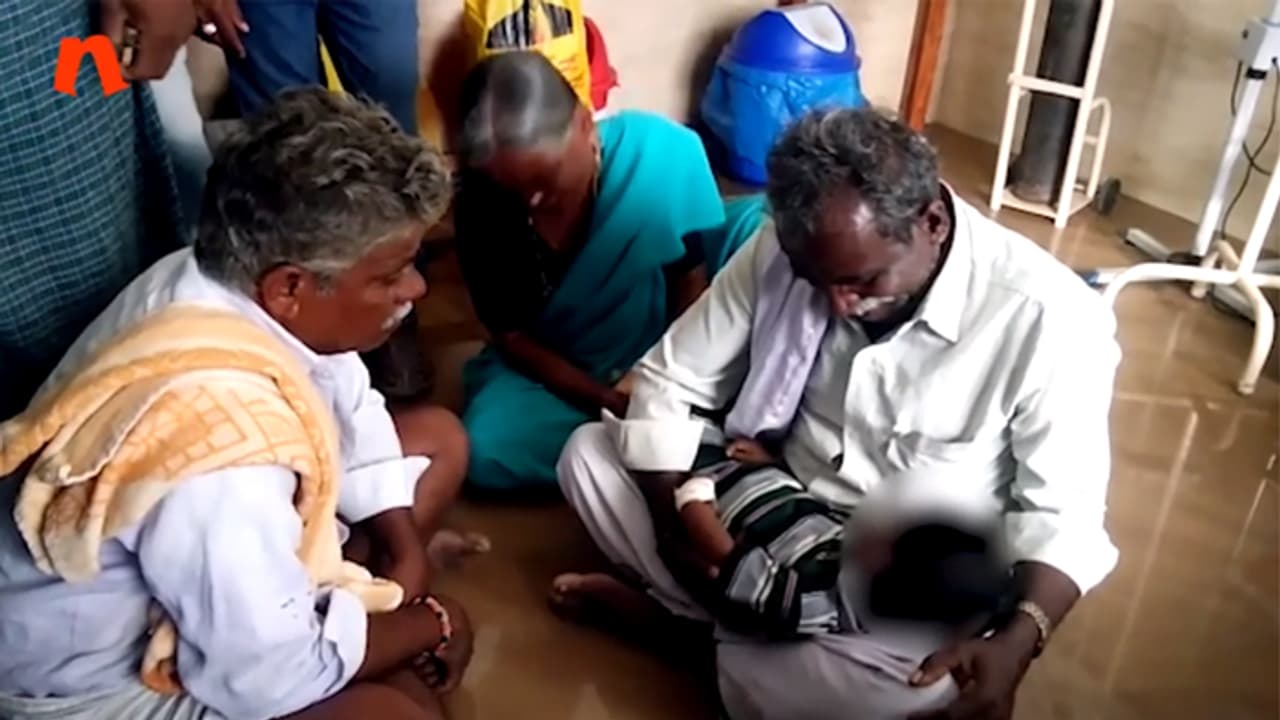 డాక్టర్ల నిర్లక్ష్యం పసివాడి ప్రాణం తీసింది (వీడియో) డాక్టర్ల నిర్లక్ష్యం పసివాడి ప్రాణం తీసింది (వీడియో)