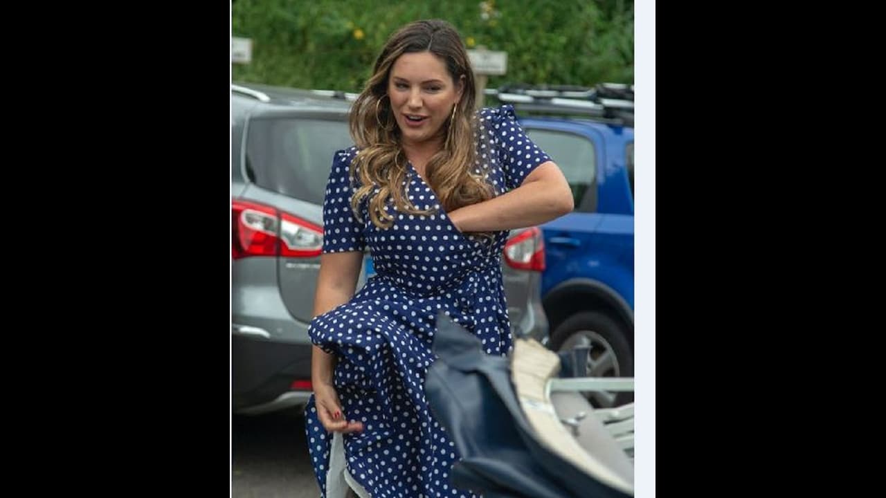 ಮೈಕ್ರೋಫೋನ್ ಎಡವಟ್ಟು, ಜಾರಿದ ಟಿವಿ ನಿರೂಪಕಿಯ ಮೇಲುಡುಪು ಮೈಕ್ರೋಫೋನ್ ಎಡವಟ್ಟು, ಜಾರಿದ ಟಿವಿ ನಿರೂಪಕಿಯ ಮೇಲುಡುಪು