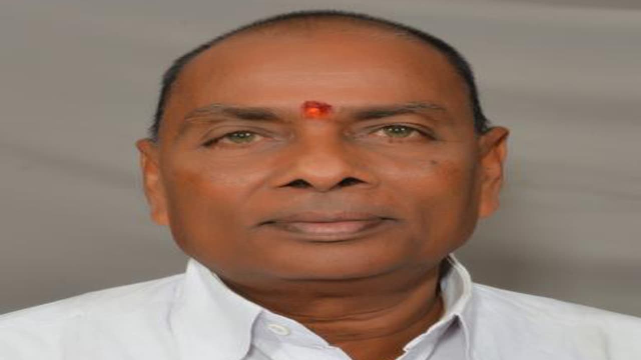 టీడీపీ ఎమ్మెల్యేకు చుక్కలు చూపించిన గ్రామస్థులు టీడీపీ ఎమ్మెల్యేకు చుక్కలు చూపించిన గ్రామస్థులు