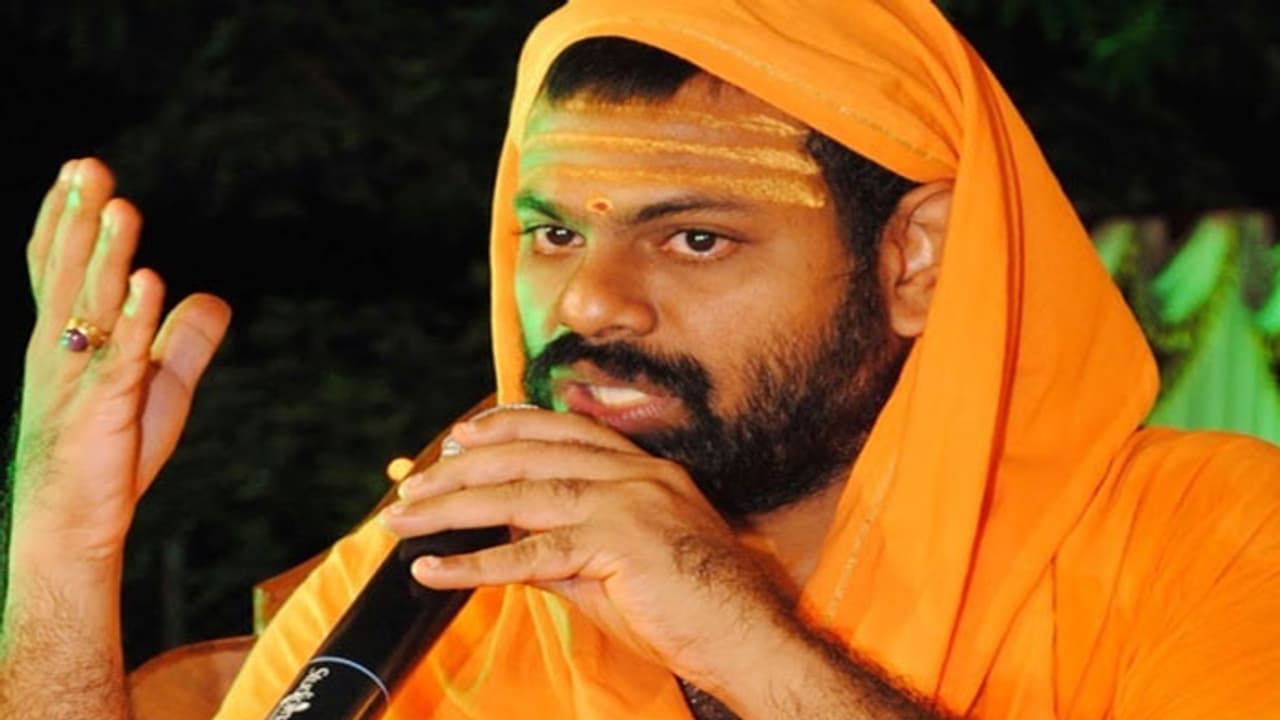 రాజకీయాల్లోకి పరిపూర్ణానంద స్వామి..? రాజకీయాల్లోకి పరిపూర్ణానంద స్వామి..?