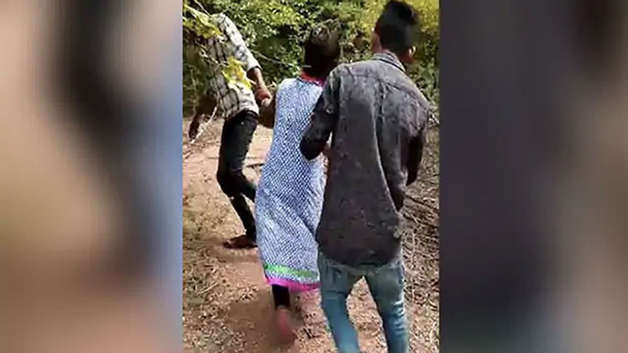 വീണ്ടും നാണംകെടുത്തി യുപി: 16കാരിയെ പീഡിപ്പിക്കുന്ന ദൃശ്യങ്ങള് വൈറല് വീണ്ടും നാണംകെടുത്തി യുപി: 16കാരിയെ പീഡിപ്പിക്കുന്ന ദൃശ്യങ്ങള് വൈറല്