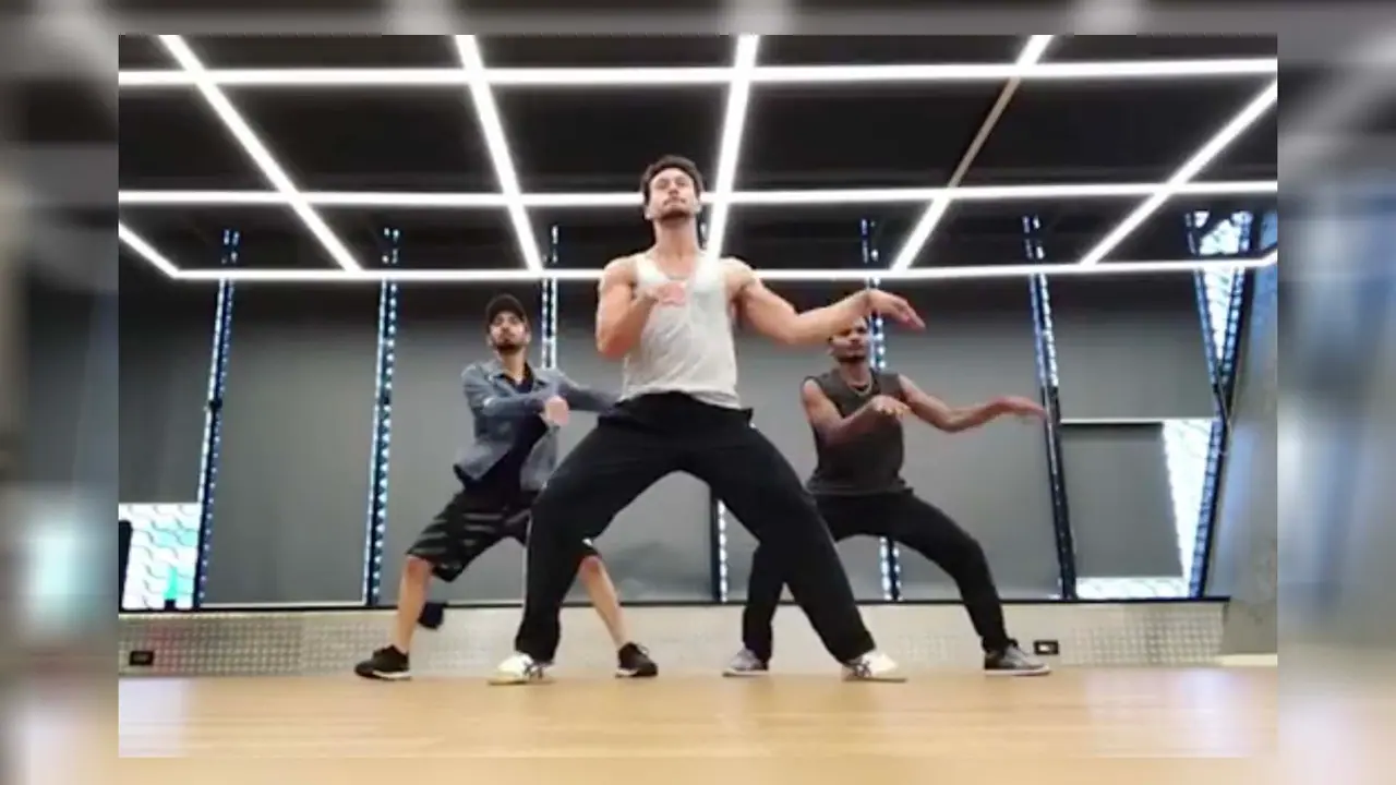 Tiger Shroff reminds of young Salman Khan: Attitude, looks and moves Tiger Shroff reminds of young Salman Khan: Attitude, looks and moves