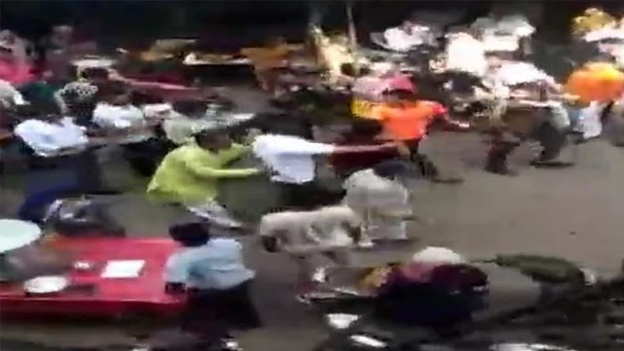 ഹിന്ദു യുവതിയുമായുള്ള വിവാഹം രജിസ്റ്റര് ചെയ്യാനെത്തി; മുസ്ലിം യുവാവിന് ക്രൂര മര്ദ്ദനം ഹിന്ദു യുവതിയുമായുള്ള വിവാഹം രജിസ്റ്റര് ചെയ്യാനെത്തി; മുസ്ലിം യുവാവിന് ക്രൂര മര്ദ്ദനം