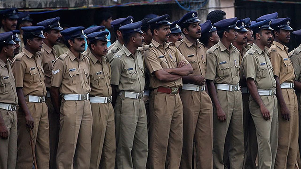 అక్రమార్కులకు సహకారం: సీఐతో పాటు ముగ్గురు కానిస్టేబుళ్ల సస్పెన్షన్ అక్రమార్కులకు సహకారం: సీఐతో పాటు ముగ్గురు కానిస్టేబుళ్ల సస్పెన్షన్