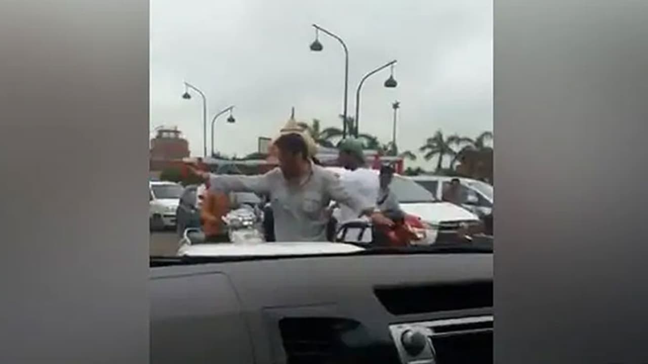 കാറില് നിന്നിറങ്ങി ട്രാഫിക് നിയന്ത്രിച്ച് ബോളിവുഡ് താരം; കയ്യടിയുമായി നാട്ടുകാര് കാറില് നിന്നിറങ്ങി ട്രാഫിക് നിയന്ത്രിച്ച് ബോളിവുഡ് താരം; കയ്യടിയുമായി നാട്ടുകാര്