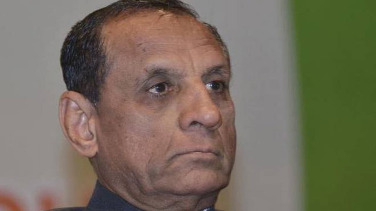 నేనూ తుపాకీ పట్టాల్సినవాడినే: నరసింహన్ సంచలన వ్యాఖ్యలు