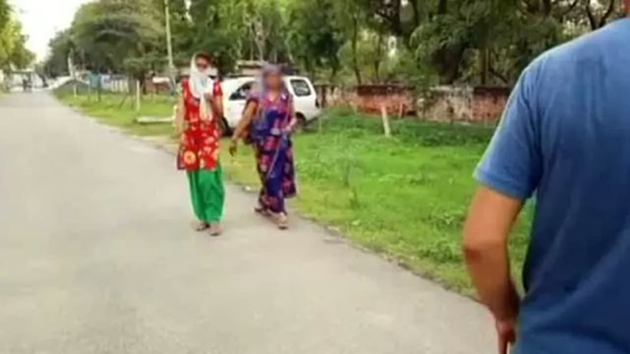 వాలీబాల్ క్రీడాకారిణీపై రెండున్నరేళ్లుగా కోచ్ అత్యాచారం.. మ్యాచ్ల మధ్యలోనే అఘాయిత్యం వాలీబాల్ క్రీడాకారిణీపై రెండున్నరేళ్లుగా కోచ్ అత్యాచారం.. మ్యాచ్ల మధ్యలోనే అఘాయిత్యం