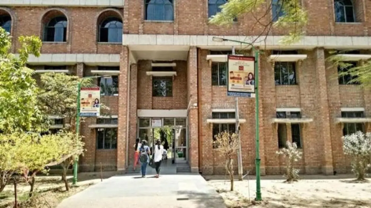 दिल्ली यूनिवर्सिटी के भारती कॉलेज में छात्रा ने की आत्महत्या, तफ्तीश में जुटी पुलिस