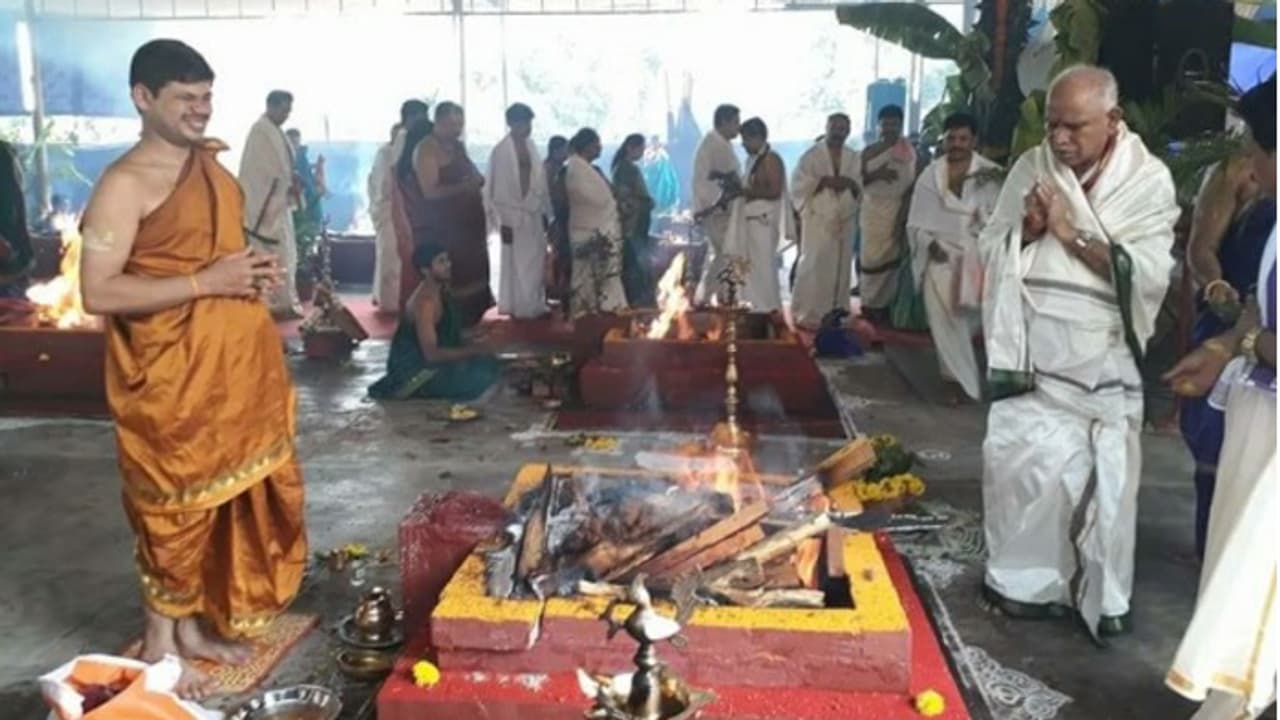 ಕೇರಳದಿಂದ ಆಗಮಿಸಿದ ಬಿಎಸ್ವೈ ನೇರವಾಗಿ ಬೂಕನಕೆರೆಗೆ ಹೋಗಿದ್ದೇಕೆ? ಕೇರಳದಿಂದ ಆಗಮಿಸಿದ ಬಿಎಸ್ವೈ ನೇರವಾಗಿ ಬೂಕನಕೆರೆಗೆ ಹೋಗಿದ್ದೇಕೆ?