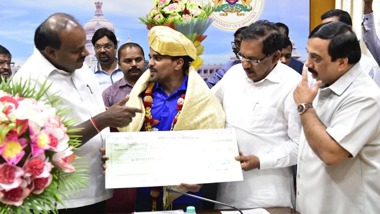 ಸುವರ್ಣ ನ್ಯೂಸ್ ಫಲಶೃತಿ: ವೇಟ್’ಲಿಫ್ಟರ್ ಗುರುರಾಜ್’ಗೆ ಬಹುಮಾನ ವಿತರಿಸಿದ ಸಿಎಂ ಸುವರ್ಣ ನ್ಯೂಸ್ ಫಲಶೃತಿ: ವೇಟ್’ಲಿಫ್ಟರ್ ಗುರುರಾಜ್’ಗೆ ಬಹುಮಾನ ವಿತರಿಸಿದ ಸಿಎಂ