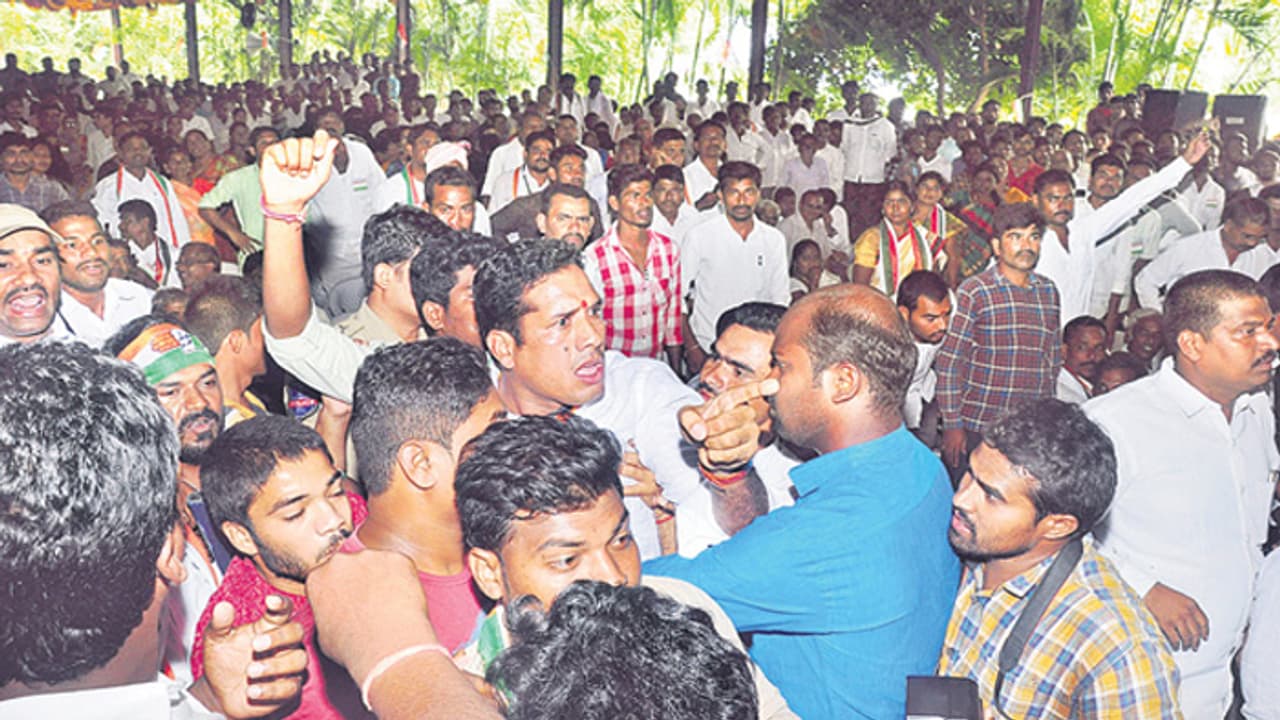 తెలంగాణ కాంగ్రెస్ లో మరోసారి భగ్గుమన్న వర్గపోరు తెలంగాణ కాంగ్రెస్ లో మరోసారి భగ్గుమన్న వర్గపోరు