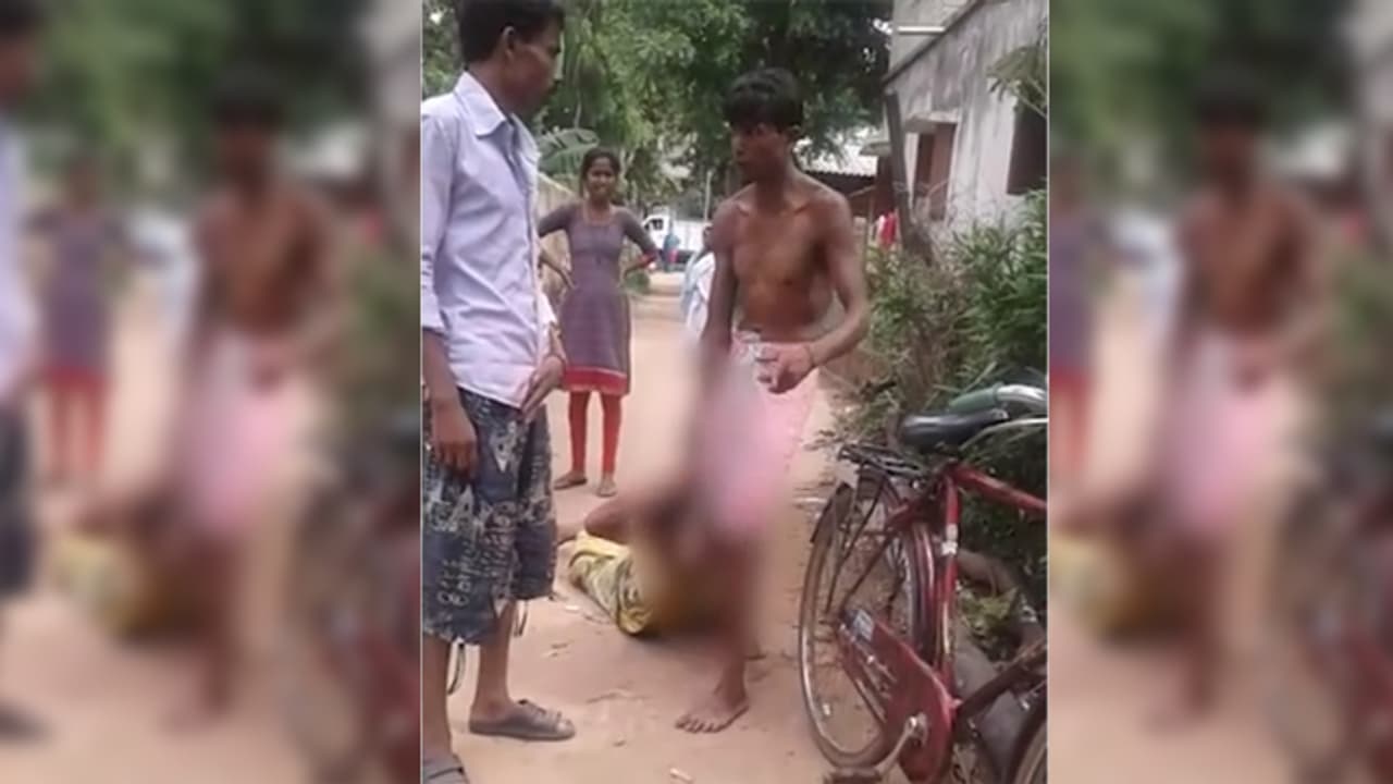 దారుణం..కన్న తల్లిని నడి రోడ్డులో జుట్టు పట్టి లాక్కెళ్లిన సుపుత్రుడు (వీడియో) దారుణం..కన్న తల్లిని నడి రోడ్డులో జుట్టు పట్టి లాక్కెళ్లిన సుపుత్రుడు (వీడియో)