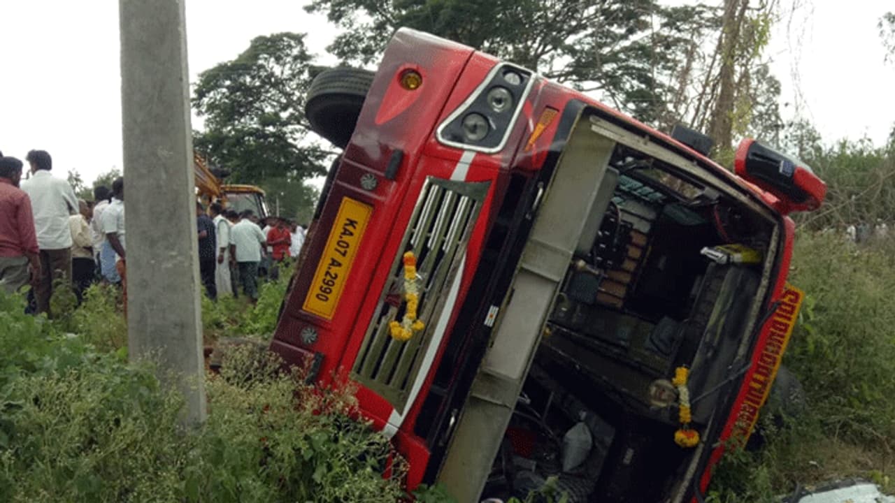 ಉರುಳಿ ಬಿದ್ದ ಬಸ್ : ಓರ್ವ ಸಾವು, 35 ಮಂದಿಗೆ ಗಾಯ