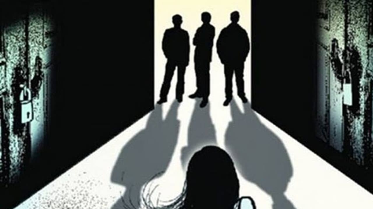 ముగ్గురు హైదరాబాద్ పోలీసుల సాహసం.. ఐదు నిమిషాలు లేటైతే యువతి మానప్రాణాలు బలే ముగ్గురు హైదరాబాద్ పోలీసుల సాహసం.. ఐదు నిమిషాలు లేటైతే యువతి మానప్రాణాలు బలే