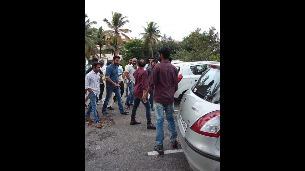 'ഒത്ത് നിന്ന് ഭരണകൂടത്തിന്റെ രക്ഷാപ്രവൃത്തികൾക്ക് ശക്തി പകരാം'; പൃഥിരാജ് പറയുന്നു 'ഒത്ത് നിന്ന് ഭരണകൂടത്തിന്റെ രക്ഷാപ്രവൃത്തികൾക്ക് ശക്തി പകരാം'; പൃഥിരാജ് പറയുന്നു