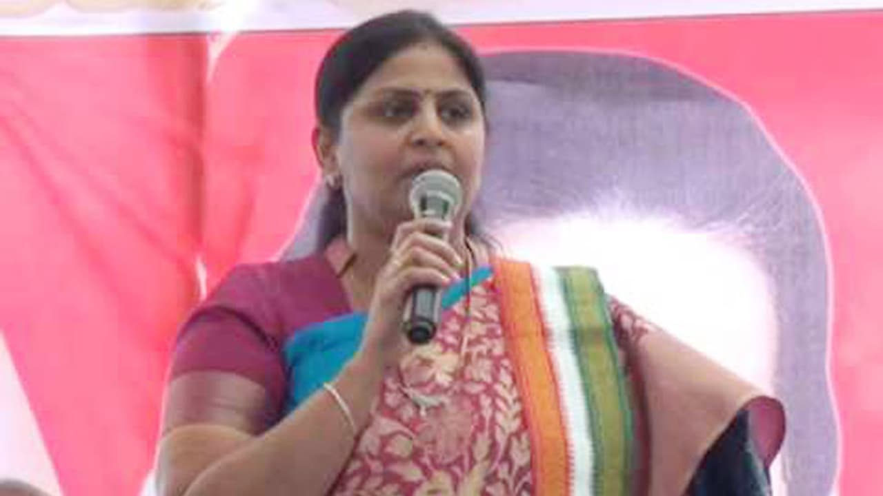 నువ్వు స్పీకరా లేక బ్రోకరా: తమ్మినేని సీతారాంపై మహిళ నేత ఫైర్ నువ్వు స్పీకరా లేక బ్రోకరా: తమ్మినేని సీతారాంపై మహిళ నేత ఫైర్