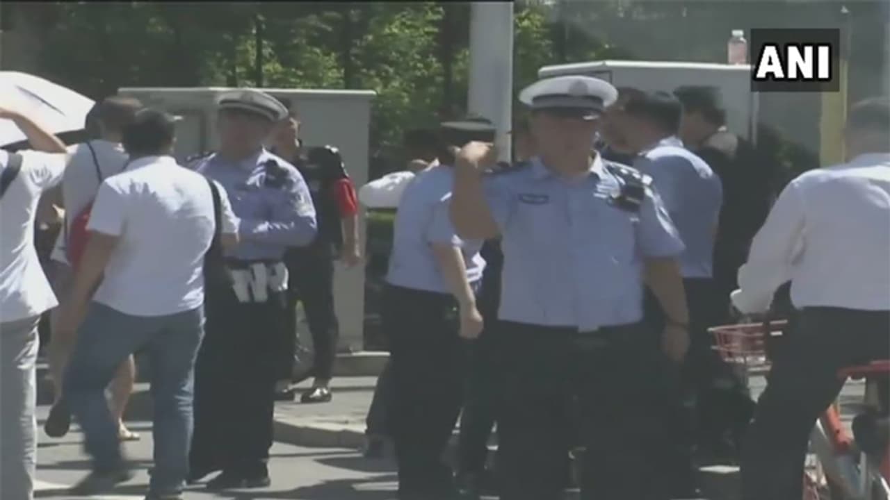 అమెరికా ఎంబసీ వద్ద భారీ పేలుడు (వీడియో) అమెరికా ఎంబసీ వద్ద భారీ పేలుడు (వీడియో)