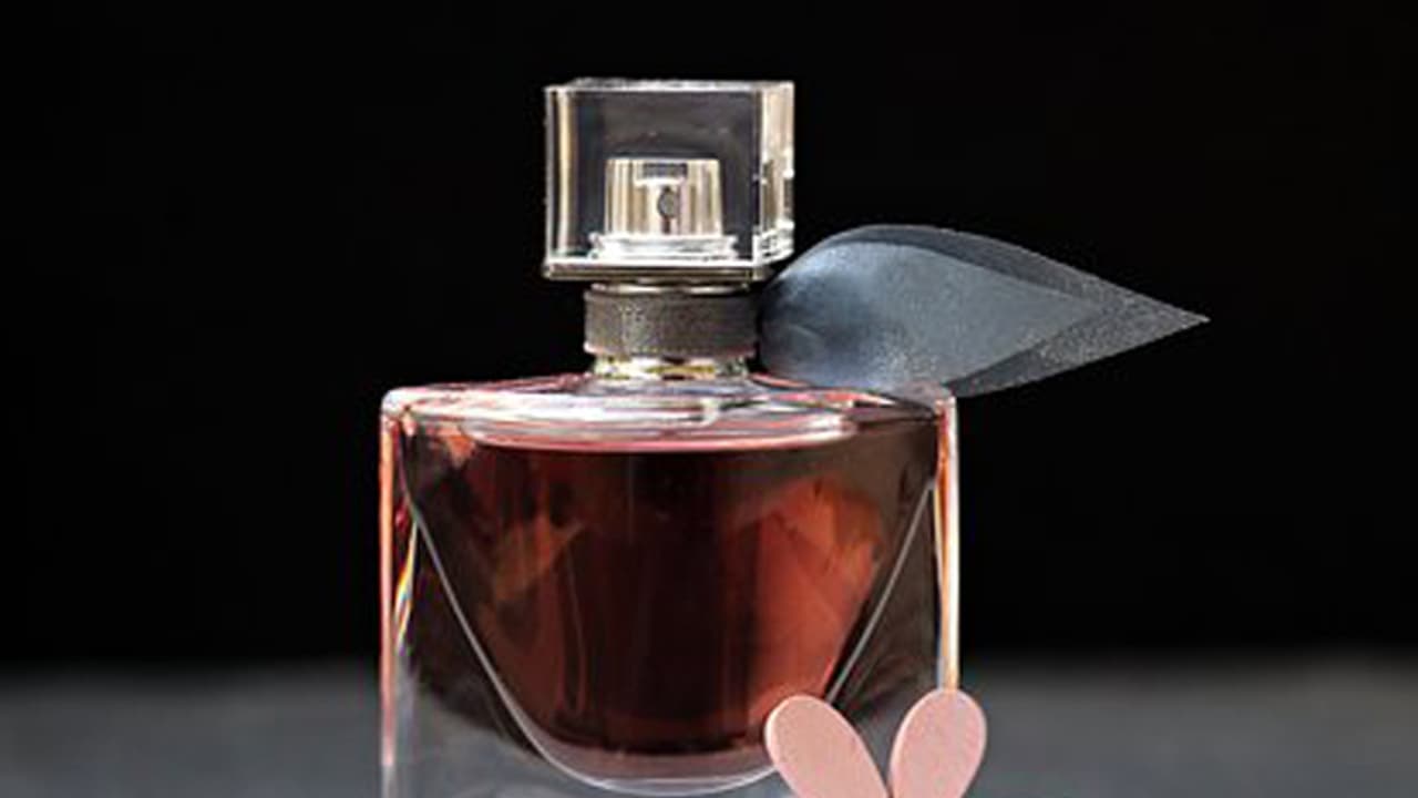 വഴിയില് കിടന്ന് കിട്ടിയ പെര്ഫ്യൂം കാമുകിക്ക് സമ്മാനിച്ചു; യുവാവിനെ കാത്തിരുന്നത് വന്ദുരന്തം വഴിയില് കിടന്ന് കിട്ടിയ പെര്ഫ്യൂം കാമുകിക്ക് സമ്മാനിച്ചു; യുവാവിനെ കാത്തിരുന്നത് വന്ദുരന്തം