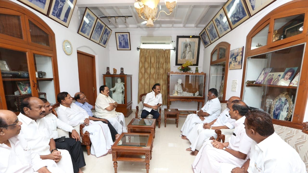 करुणानिधि की तबीयत बिगड़ी, डाक्टरों की टीम घर पर ही कर रही इलाज करुणानिधि की तबीयत बिगड़ी, डाक्टरों की टीम घर पर ही कर रही इलाज