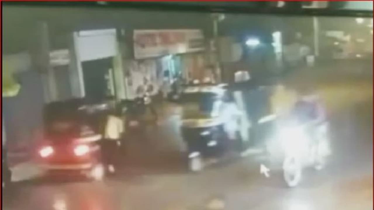 ಶಿರಸಿ: ದೂರು ಕೊಡಬೇಕಾದವನೇ ದೂರ ಓಡಿದ! ವಿಡಿಯೋ ವೈರಲ್ ಶಿರಸಿ: ದೂರು ಕೊಡಬೇಕಾದವನೇ ದೂರ ಓಡಿದ! ವಿಡಿಯೋ ವೈರಲ್