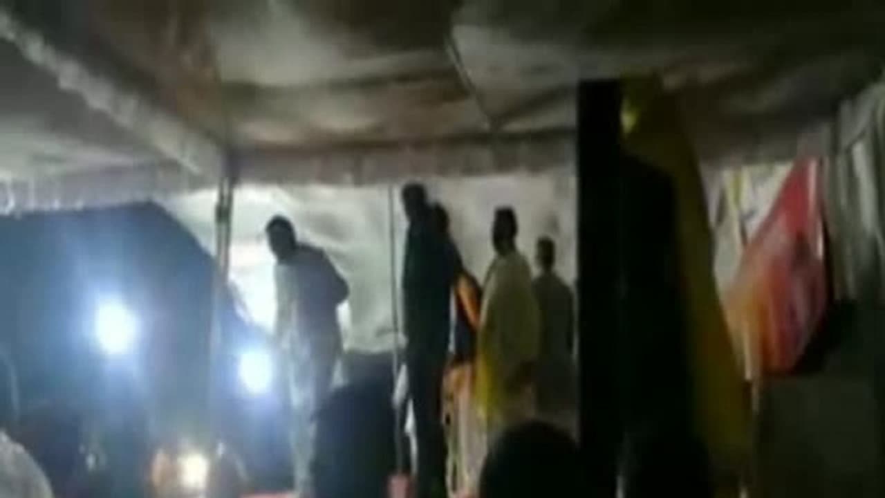 స్టేజ్ మీద నుంచి కిందపడిన సీఎం.. తప్పిన ప్రమాదం స్టేజ్ మీద నుంచి కిందపడిన సీఎం.. తప్పిన ప్రమాదం