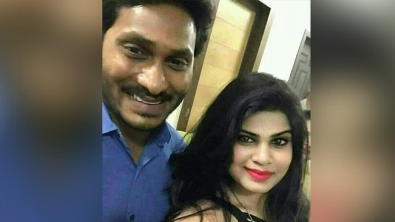 జగన్తో ఫోటోపై దుమారం: పవన్ కు ఫ్యాన్ని, మీ ఇంట్లో వాళ్లకే జరిగితే.... జగన్తో ఫోటోపై దుమారం: పవన్ కు ఫ్యాన్ని, మీ ఇంట్లో వాళ్లకే జరిగితే....