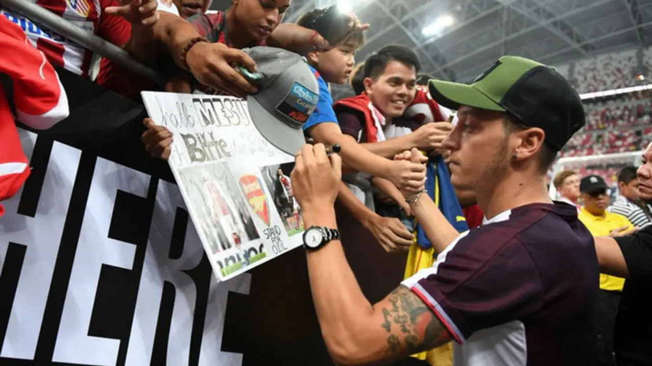 Mesut Ozil thanks Arsenal fans for their 'love' after Germany racism row Mesut Ozil thanks Arsenal fans for their 'love' after Germany racism row