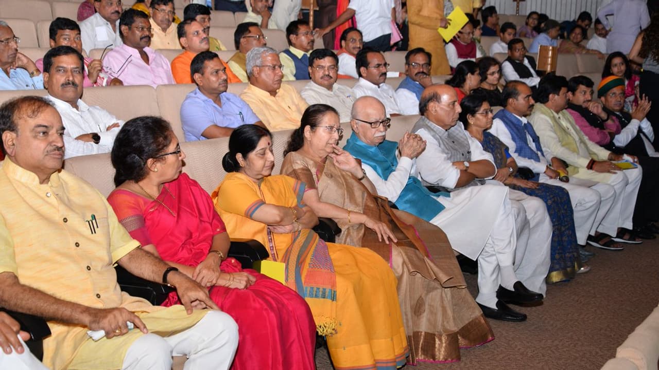 ಶಿಷ್ಯನ ಜೀವನ ಕತೆ ತೆರೆ ಮೇಲೆ ಆಸ್ವಾದಿಸಿದ ಬಿಜೆಪಿ ಭೀಷ್ಮ ಶಿಷ್ಯನ ಜೀವನ ಕತೆ ತೆರೆ ಮೇಲೆ ಆಸ್ವಾದಿಸಿದ ಬಿಜೆಪಿ ಭೀಷ್ಮ