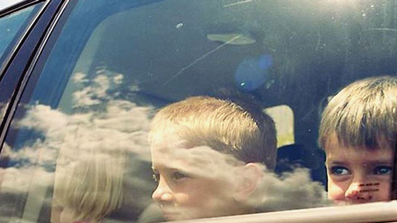 കുട്ടികളെ കാറില് ഒറ്റയ്ക്കിരുത്തിയാല് പിഴ ഒരുലക്ഷമെന്ന് ഈ പൊലീസ്! കുട്ടികളെ കാറില് ഒറ്റയ്ക്കിരുത്തിയാല് പിഴ ഒരുലക്ഷമെന്ന് ഈ പൊലീസ്!