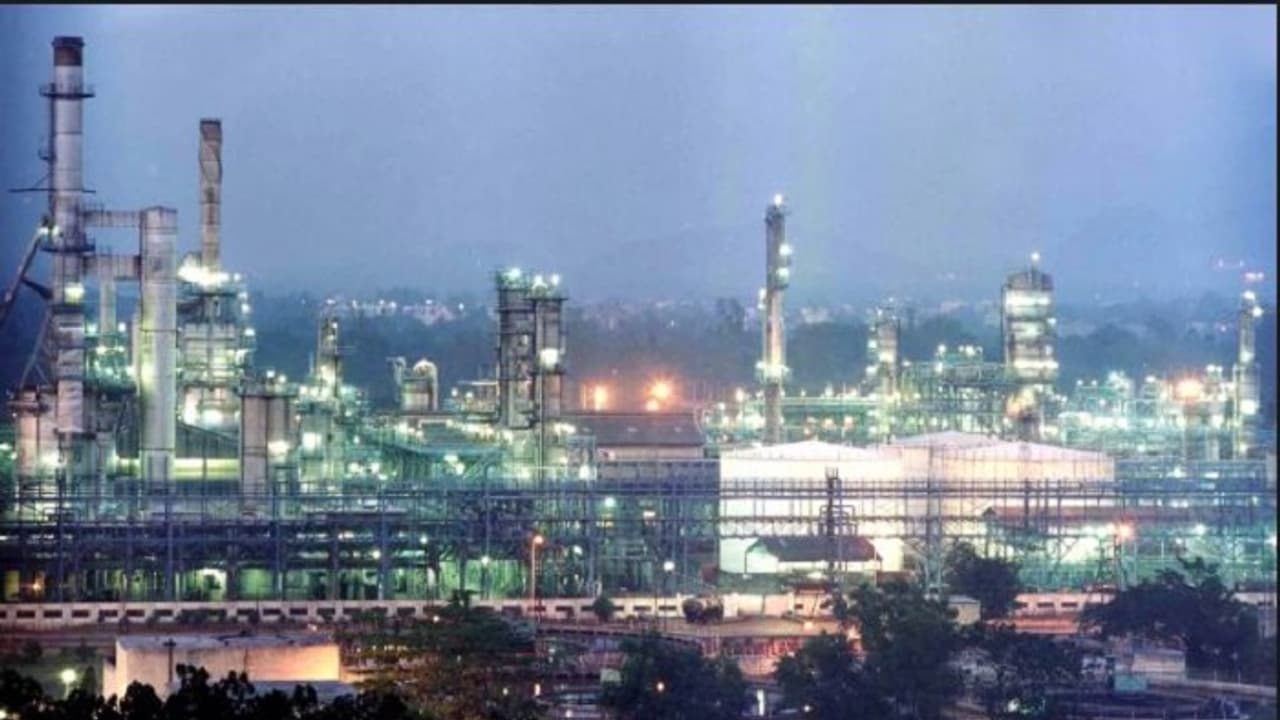 ರಿಲಯನ್ಸ್ ತ್ರೈಮಾಸಿಕ ವರದಿ: ತೈಲದಿಂದ ಬಂದಿದ್ದೆಷ್ಟು? ರಿಲಯನ್ಸ್ ತ್ರೈಮಾಸಿಕ ವರದಿ: ತೈಲದಿಂದ ಬಂದಿದ್ದೆಷ್ಟು?