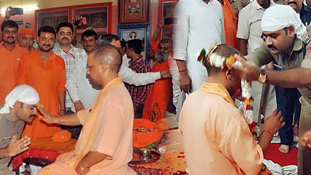 ‘‘ముఖ్యమంత్రే నా గురువు’’.. యోగికి పూజ చేసి ఆశీర్వాదం తీసుకున్న పోలీసు.. విమర్శలు ‘‘ముఖ్యమంత్రే నా గురువు’’.. యోగికి పూజ చేసి ఆశీర్వాదం తీసుకున్న పోలీసు.. విమర్శలు