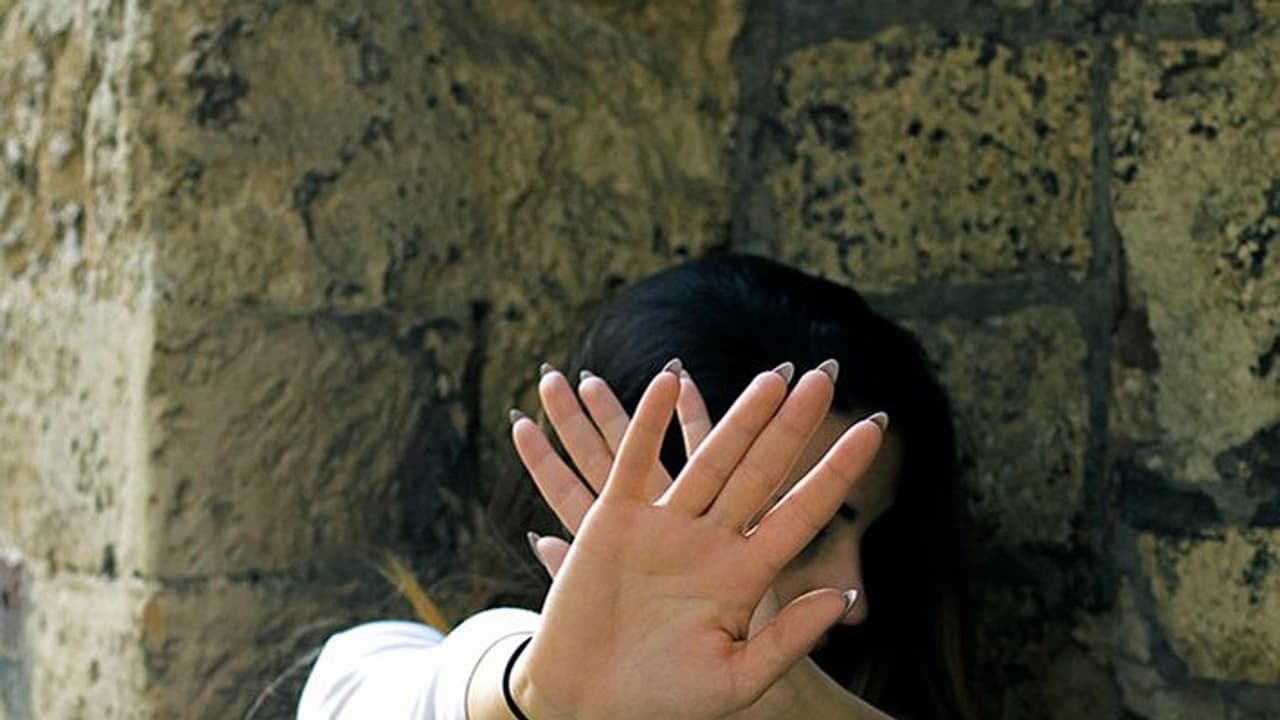 ಗೆಳೆಯನ ಕಾರಿನಲ್ಲಿ ಬಂದಿಳಿದ ಹೆಂಡತಿ, ಸಂಬಂಧ ಕಲ್ಪಿಸಿ ಮರಕ್ಕೆ ಕಟ್ಟಿ ಥಳಿಸಿದ ಪತಿ! ಗೆಳೆಯನ ಕಾರಿನಲ್ಲಿ ಬಂದಿಳಿದ ಹೆಂಡತಿ, ಸಂಬಂಧ ಕಲ್ಪಿಸಿ ಮರಕ್ಕೆ ಕಟ್ಟಿ ಥಳಿಸಿದ ಪತಿ!