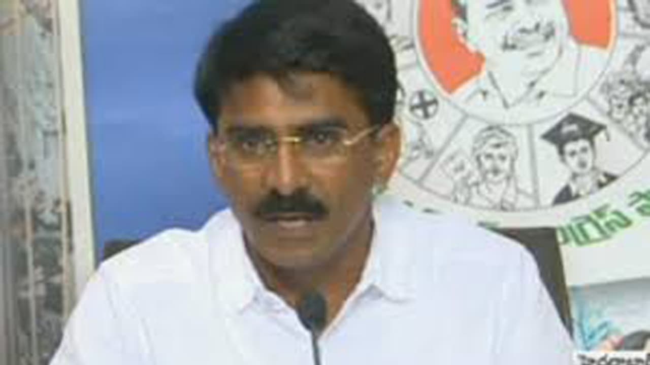 వైసీపీకి షాక్: గుడ్ బై చెప్పిన మాజీఎమ్మెల్యేలు వైసీపీకి షాక్: గుడ్ బై చెప్పిన మాజీఎమ్మెల్యేలు