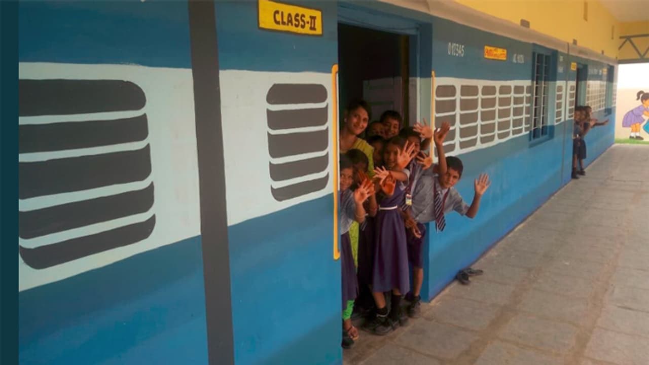 సిరిసిల్ల రైలు బోగీల్లో చదువులు, ప్లాట్ ఫారాలపై పిల్లల ఆటలు సిరిసిల్ల రైలు బోగీల్లో చదువులు, ప్లాట్ ఫారాలపై పిల్లల ఆటలు