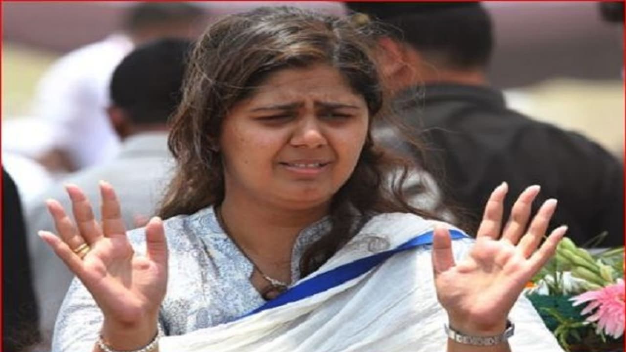 ಪಂಕಜಾ 1 ಗಂಟೆ ಸಿಎಂ ಆಗಲಿ: ಶಿವಸೇನೆ! ಪಂಕಜಾ 1 ಗಂಟೆ ಸಿಎಂ ಆಗಲಿ: ಶಿವಸೇನೆ!