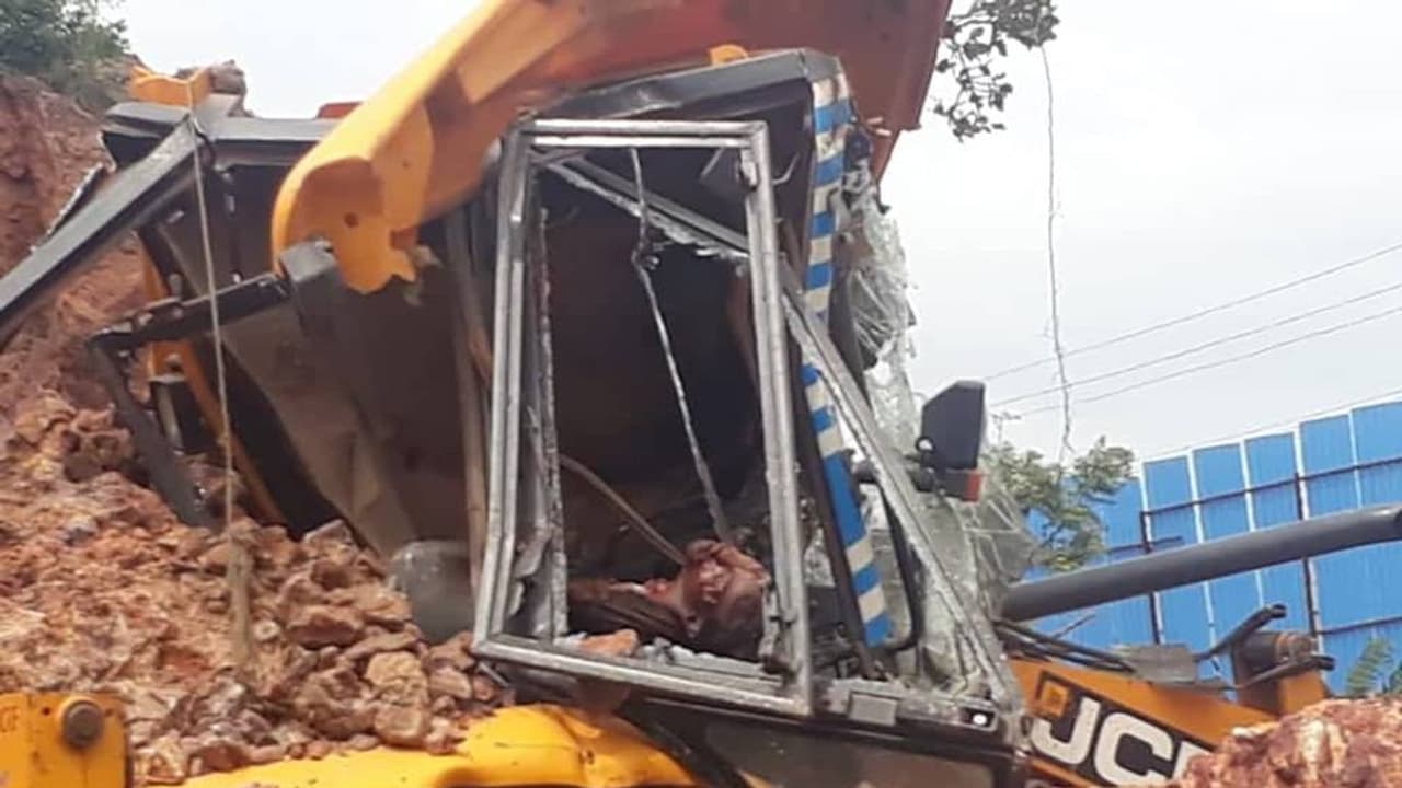 ಗುಡ್ಡ ಅಗೆಯುವ ವೇಳೆ ಬಂಡೆ ಕಲ್ಲು ಬಿದ್ದು ಕಾರ್ಮಿಕ ಸಾವು ಗುಡ್ಡ ಅಗೆಯುವ ವೇಳೆ ಬಂಡೆ ಕಲ್ಲು ಬಿದ್ದು ಕಾರ್ಮಿಕ ಸಾವು