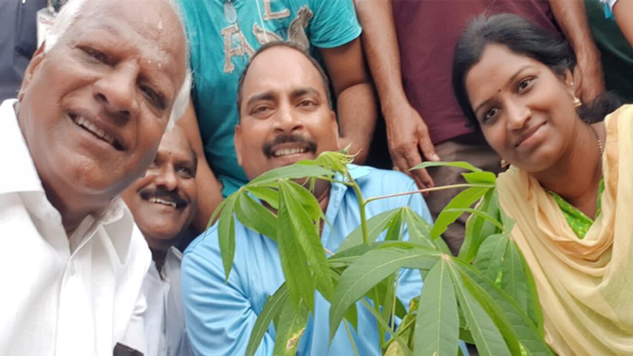 కూతురితో కలిసి మొక్కను నాటిన కడియం.. ముగ్గురు ఎమ్మెల్యేలకు గ్రీన్ ఛాలెంజ్ కూతురితో కలిసి మొక్కను నాటిన కడియం.. ముగ్గురు ఎమ్మెల్యేలకు గ్రీన్ ఛాలెంజ్