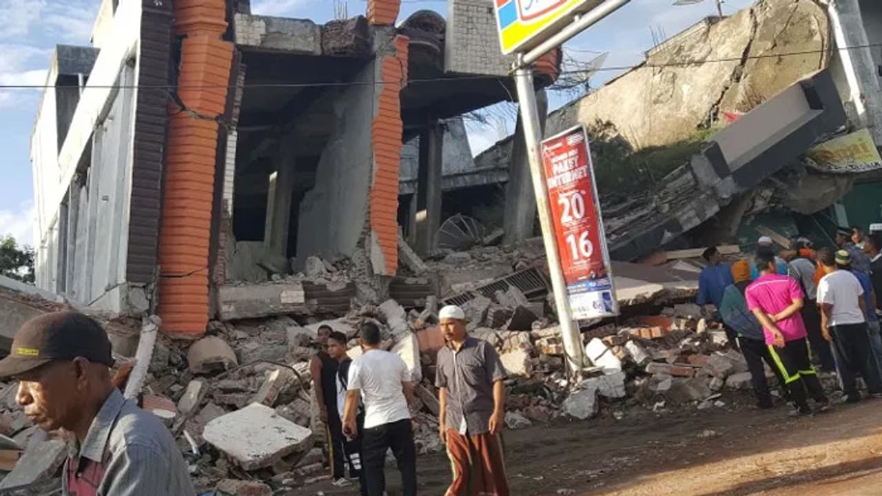 ఇండోనేషియాలో భూకంపం.. 10 మంది మృతి ఇండోనేషియాలో భూకంపం.. 10 మంది మృతి