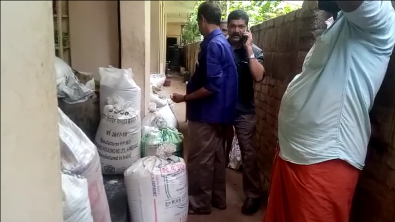 പലചരക്ക് കടയിലേക്ക് കടത്തിയ റേഷനരിയും 100 ലിറ്റര് മണ്ണെണ്ണയും പിടികൂടി പലചരക്ക് കടയിലേക്ക് കടത്തിയ റേഷനരിയും 100 ലിറ്റര് മണ്ണെണ്ണയും പിടികൂടി