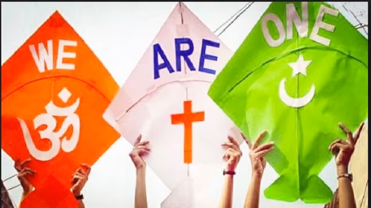 ఆ గ్రామ సర్పంచ్ సాహసోపేత నిర్ణయం మత కలహాలను నివారించింది.. ఏం జరిగిందంటే? ఆ గ్రామ సర్పంచ్ సాహసోపేత నిర్ణయం మత కలహాలను నివారించింది.. ఏం జరిగిందంటే?