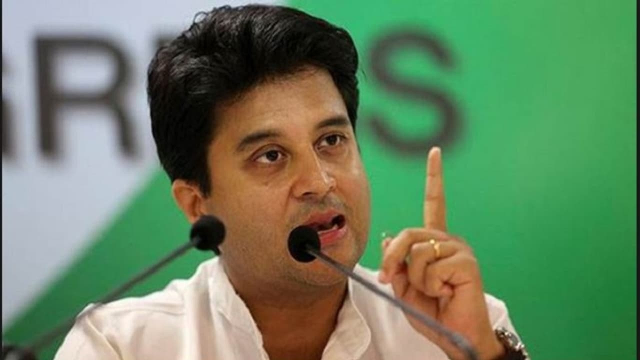 ಏನ್ ಗುರು ನೀವ್ ಕಣ್ಣೇ ಹೊಡೆದಿಲ್ವಾ?: ಸಿಂಧಿಯಾ! ಏನ್ ಗುರು ನೀವ್ ಕಣ್ಣೇ ಹೊಡೆದಿಲ್ವಾ?: ಸಿಂಧಿಯಾ!