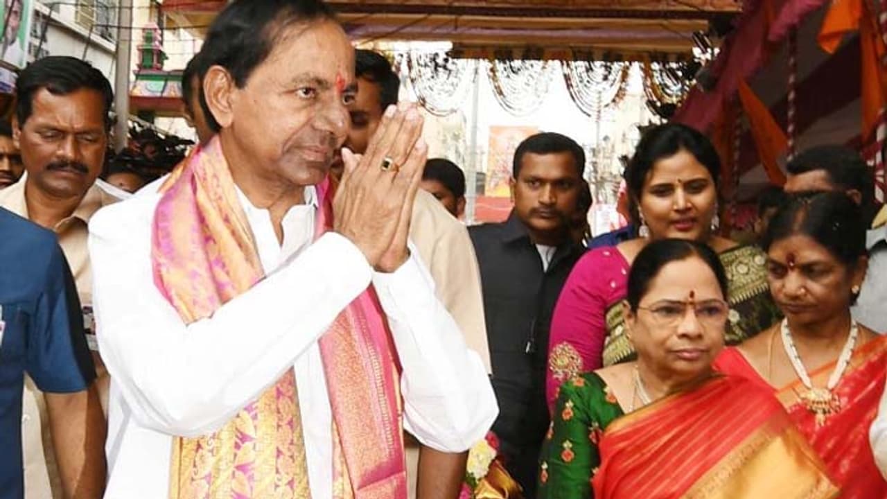 ఉజ్జయిని మహంకాళి అమ్మవారిని దర్శించుకొన్న కేసీఆర్ ఉజ్జయిని మహంకాళి అమ్మవారిని దర్శించుకొన్న కేసీఆర్