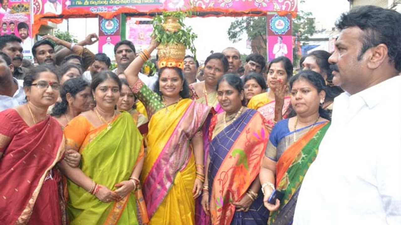 సికింద్రాబాద్ బోనాలు: బంగారు బోనం సమర్పించిన కవిత (వీడియో) సికింద్రాబాద్ బోనాలు: బంగారు బోనం సమర్పించిన కవిత (వీడియో)