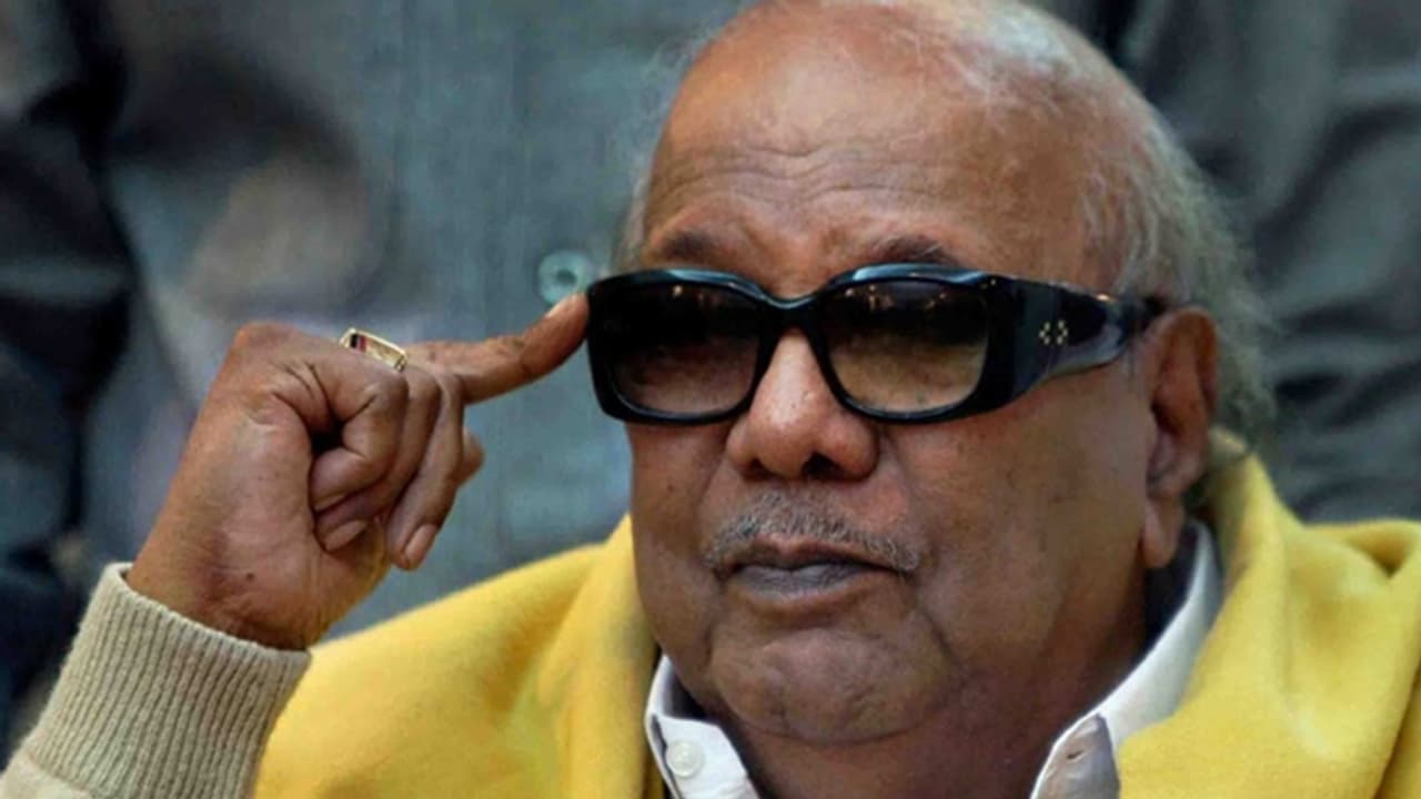 కరుణ ఆరోగ్యంపై ఉత్కంఠ: ఆటోకు నిప్పు, డిఎంకె కార్యకర్తలపై లాఠీచార్జ్