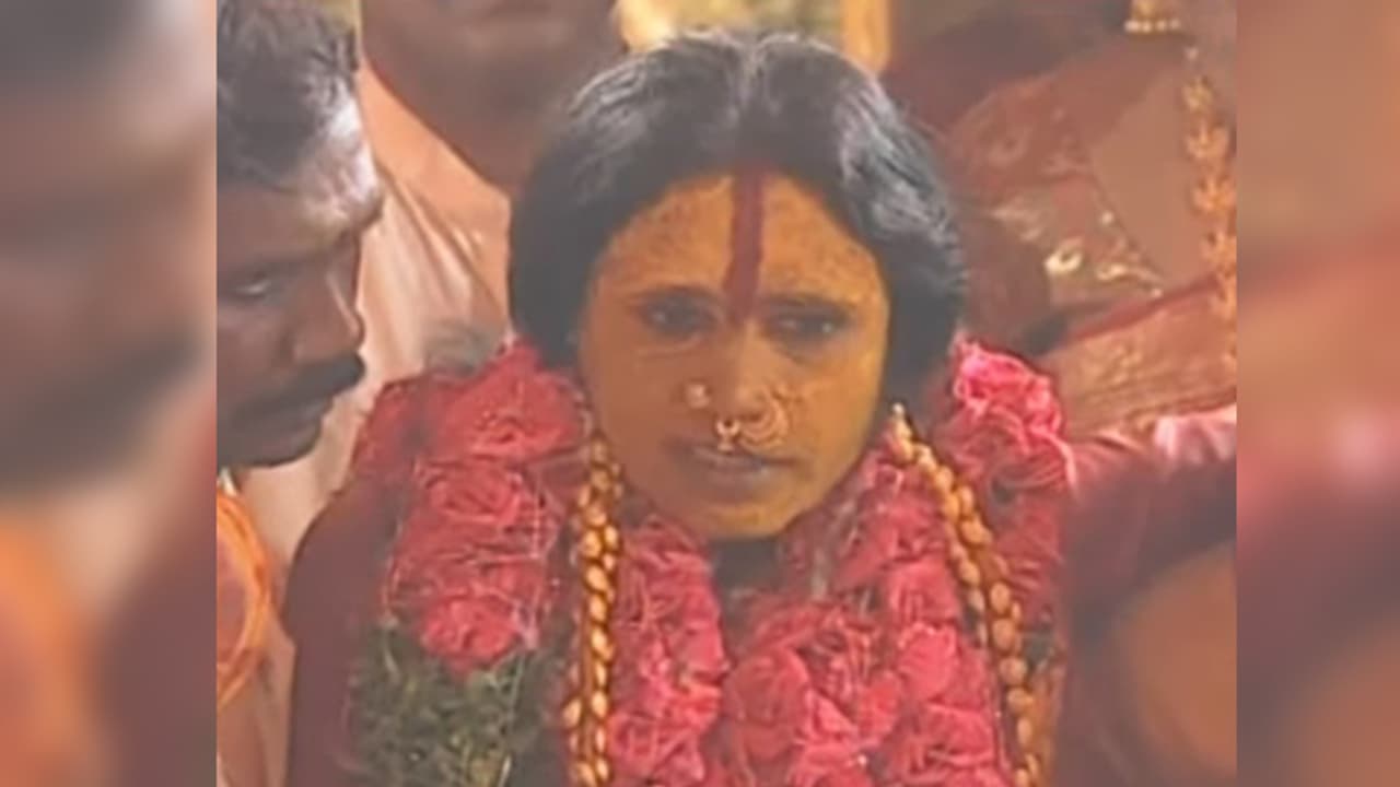 ఉజ్జయిని మహంకాళి బోనాలు: ఆడపడుచులు దు:ఖంతో ఉన్నారు: రంగంలో స్వర్ణలత ఉజ్జయిని మహంకాళి బోనాలు: ఆడపడుచులు దు:ఖంతో ఉన్నారు: రంగంలో స్వర్ణలత